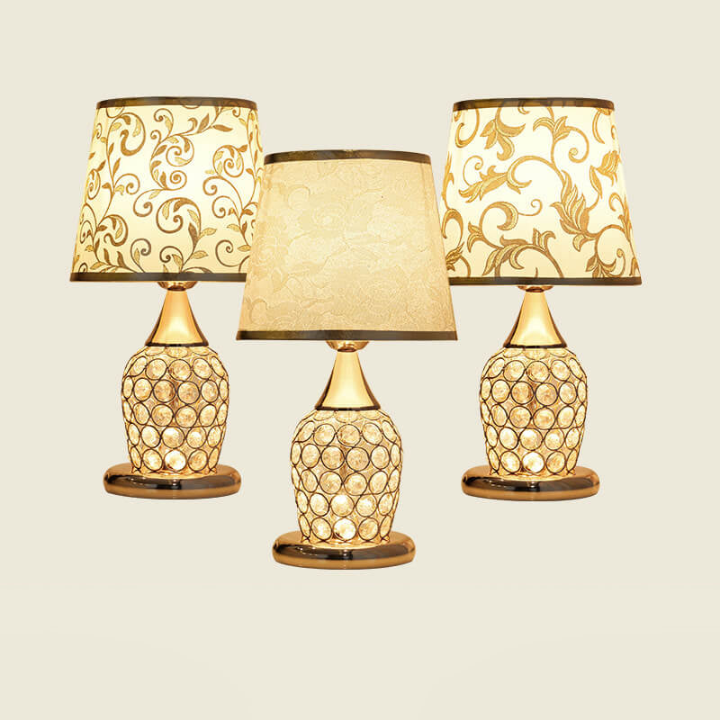 Elegancka lampa stołowa z kryształowym abażurem - europejski design z wzorzystym materiałem
