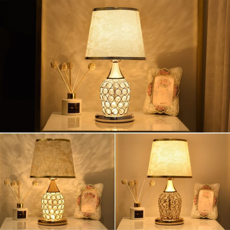 Elegancka lampa stołowa z kryształowym abażurem - europejski design z wzorzystym materiałem