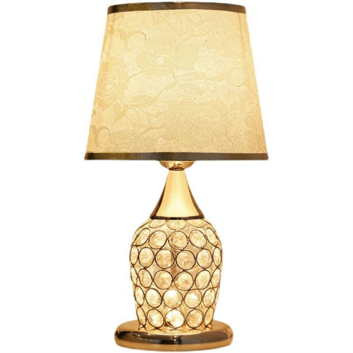 Elegancka lampa stołowa z kryształowym abażurem - europejski design z wzorzystym materiałem