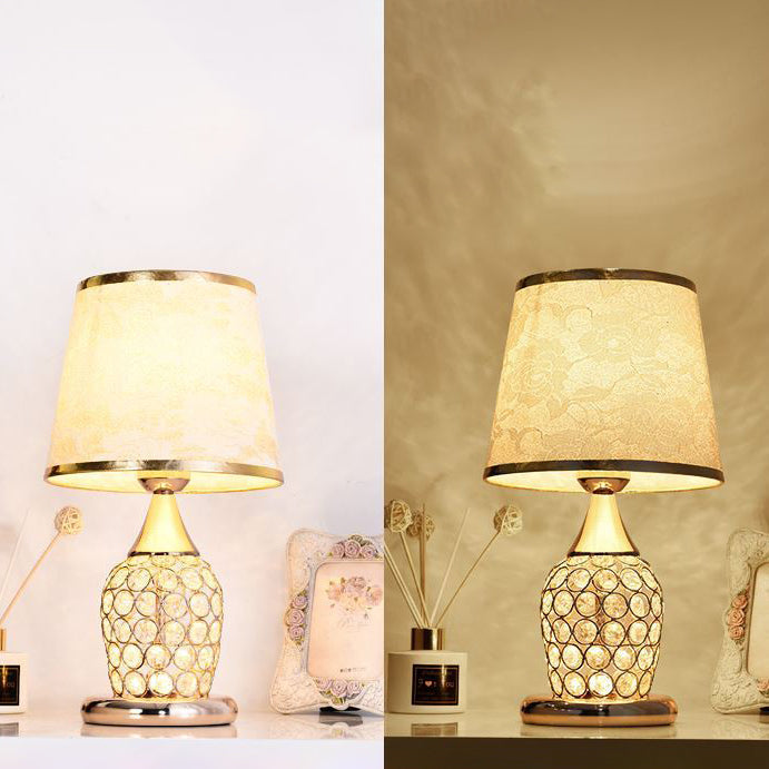 Elegancka lampa stołowa z kryształowym abażurem - europejski design z wzorzystym materiałem