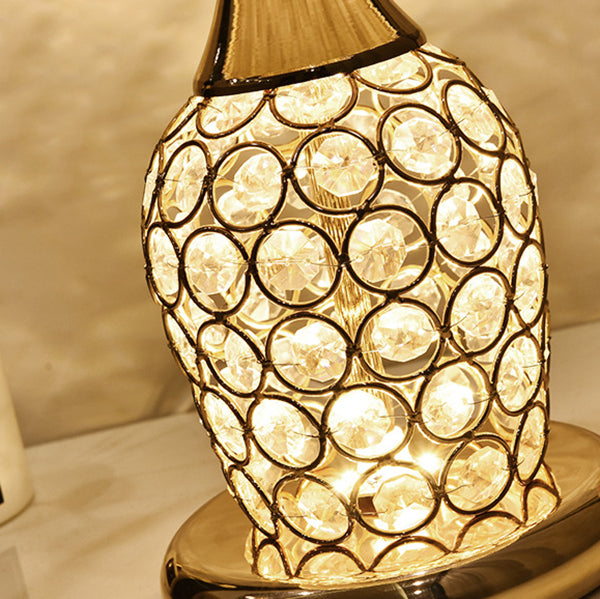 Elegancka lampa stołowa z kryształowym abażurem - europejski design z wzorzystym materiałem