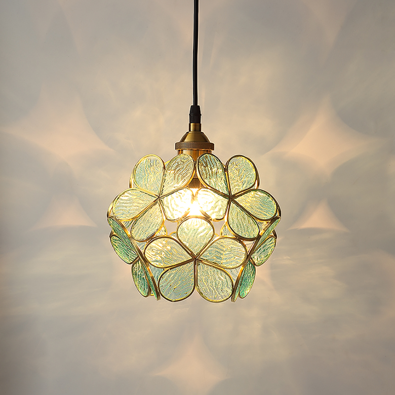 Lampa Wisząca Femke Szklana – Skandynawski design z regulowaną wysokością i kloszem w kształcie kwiatu