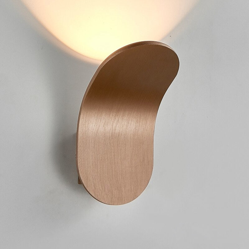 Wyjątkowa nordycka lampa ścienna | Metal | 3.9″ × 6.7″ | Brick by Brick