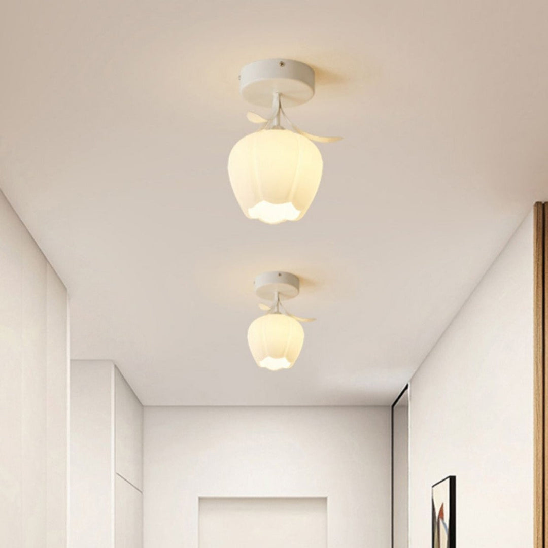 Lampa sufitowa z kwiatowym wzorem na szkle