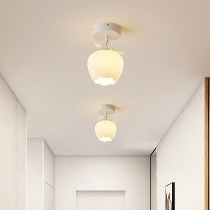 Lampa sufitowa z kwiatowym wzorem na szkle