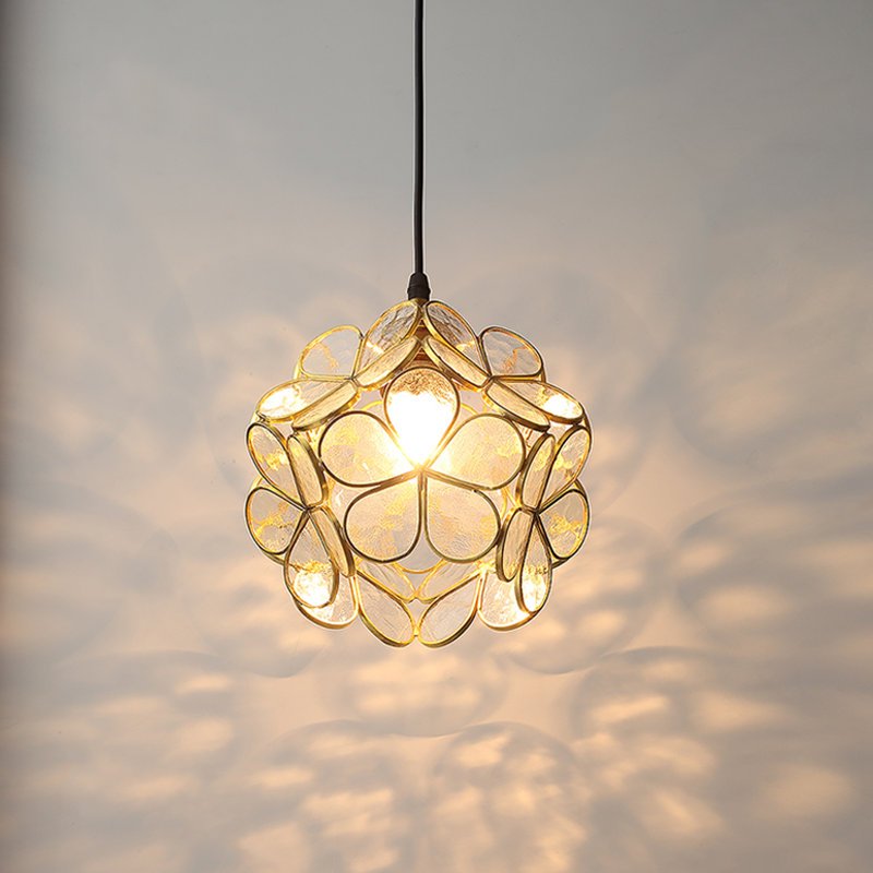 Lampa Wisząca Femke Szklana – Skandynawski design z regulowaną wysokością i kloszem w kształcie kwiatu