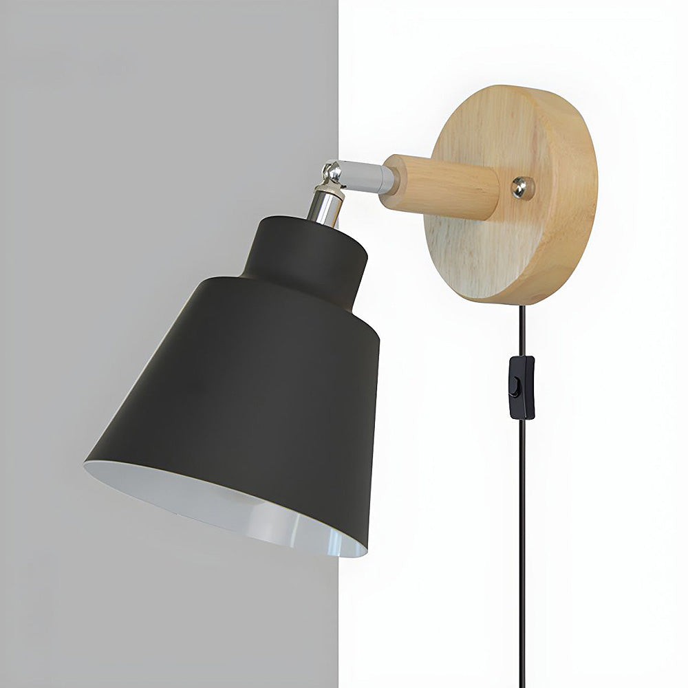 Lampa ścienna z drewnianymi detalami do sypialni