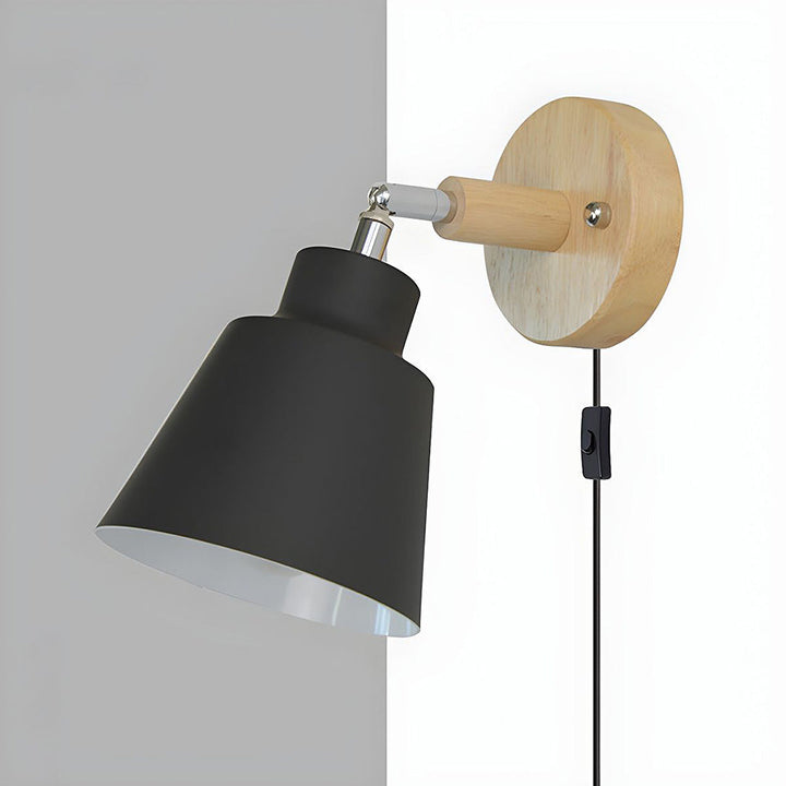 Lampa ścienna z drewnianymi detalami do sypialni