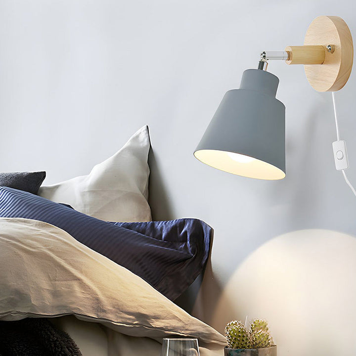 Lampa ścienna z drewnianymi detalami do sypialni