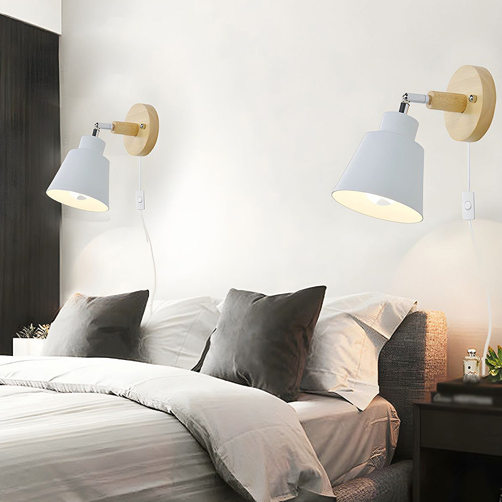 Lampa ścienna z drewnianymi detalami do sypialni