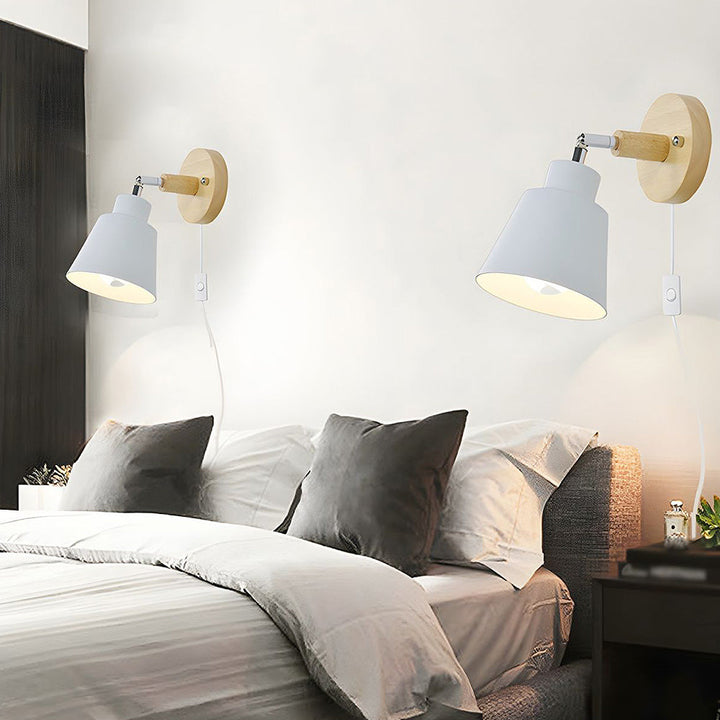 Lampa ścienna z drewnianymi detalami do sypialni