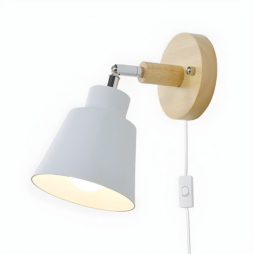 Lampa ścienna z drewnianymi detalami do sypialni