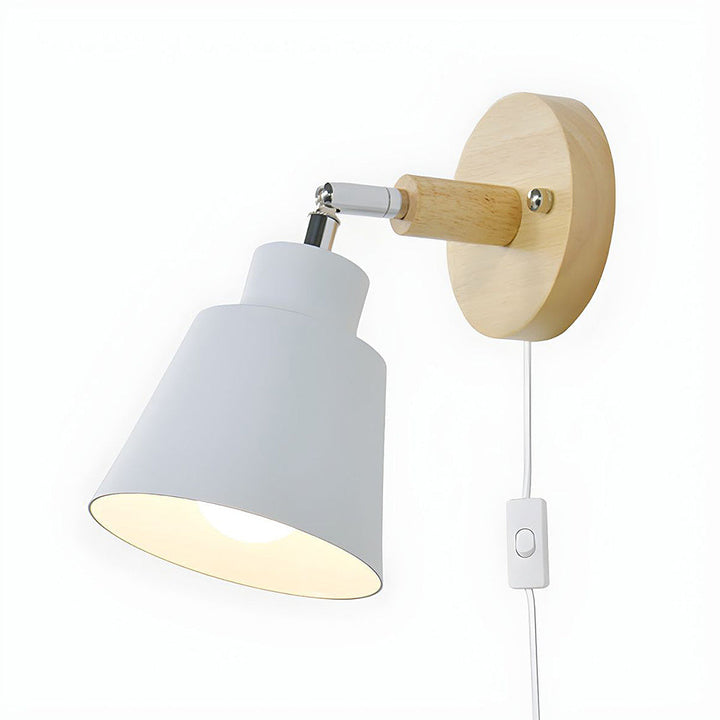 Lampa ścienna z drewnianymi detalami do sypialni