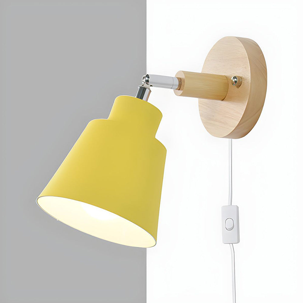 Lampa ścienna z drewnianymi detalami do sypialni