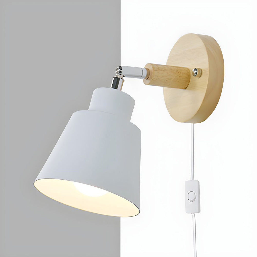 Lampa ścienna z drewnianymi detalami do sypialni