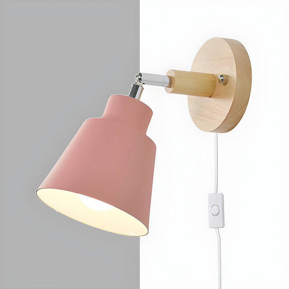 Lampa ścienna z drewnianymi detalami do sypialni