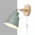 Lampa ścienna z drewnianymi detalami do sypialni