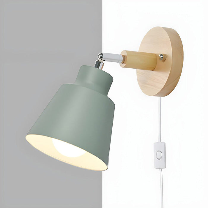 Lampa ścienna z drewnianymi detalami do sypialni