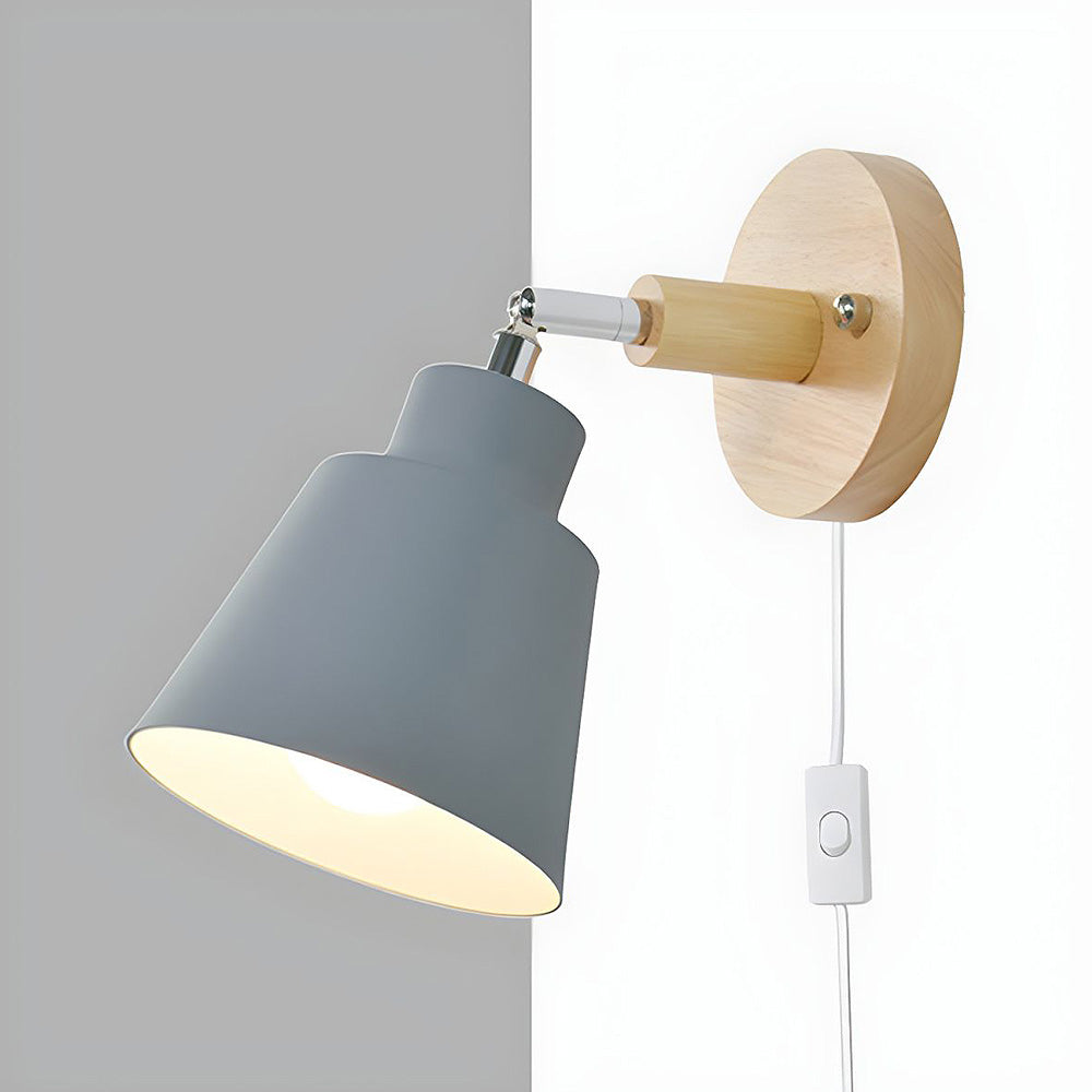 Lampa ścienna z drewnianymi detalami do sypialni