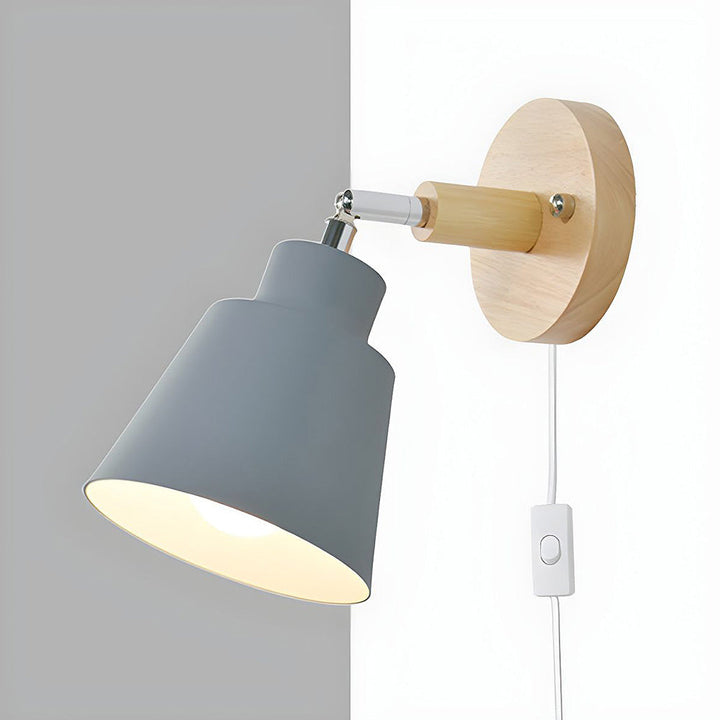 Lampa ścienna z drewnianymi detalami do sypialni