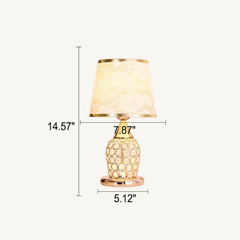 Elegancka lampa stołowa z kryształowym abażurem - europejski design z wzorzystym materiałem
