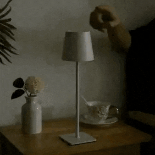 Ładowalna lampa stołowa
