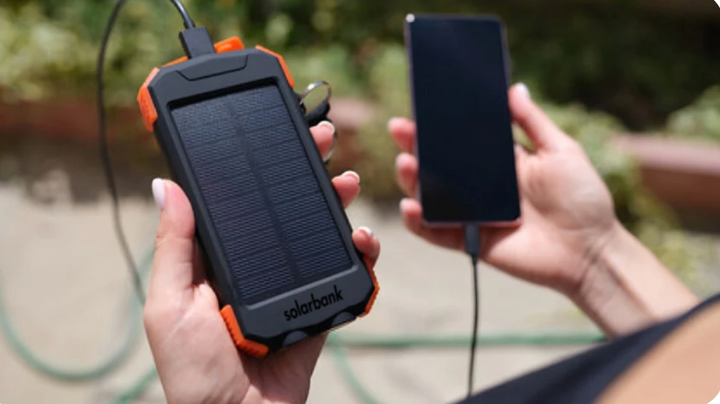Powerbank solarny z podwójnym ładowaniem (USB i energia słoneczna)