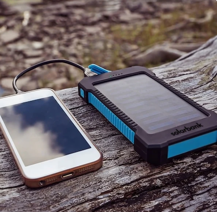 Powerbank solarny z podwójnym ładowaniem (USB i energia słoneczna)
