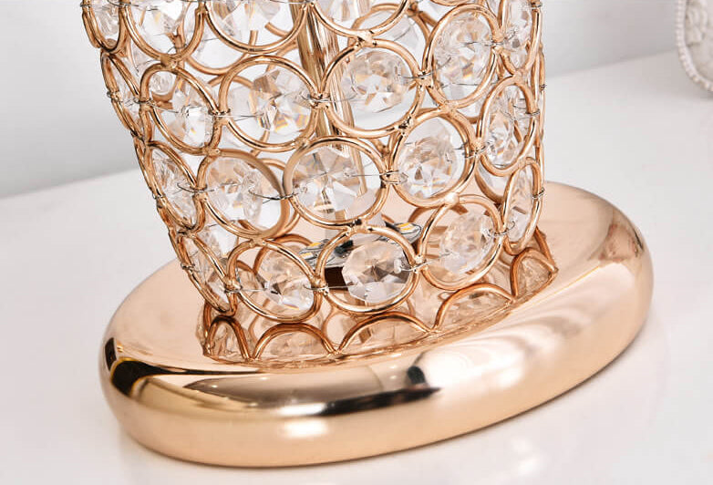 Elegancka lampa stołowa z kryształowym abażurem - europejski design z wzorzystym materiałem