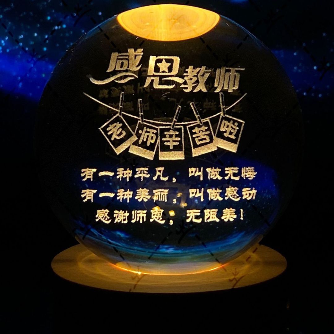 Lśniąca kula kryształowa Księżyca