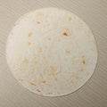 Osoba zawinięta w okrągły koc tortilla
