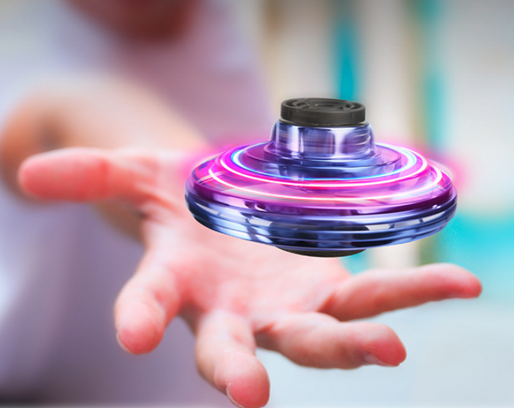 Świecąca latająca kula spinner w dłoni