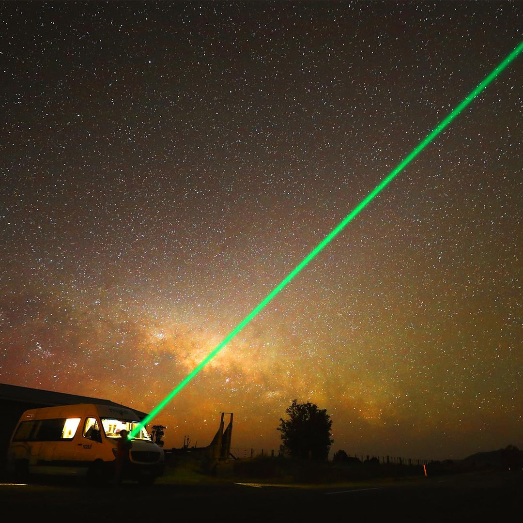 Laserowy wskaźnik zielony z funkcją ładowania, metalowa latarka na zewnątrz