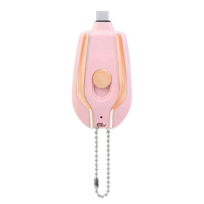Mały powerbank brelok wpięty w telefon