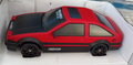 Czerwone auto do driftu z pachołkami