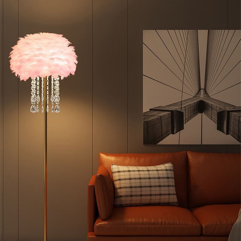 Elegancka nordycka lampa podłogowa z piórami i kryształowym kloszem