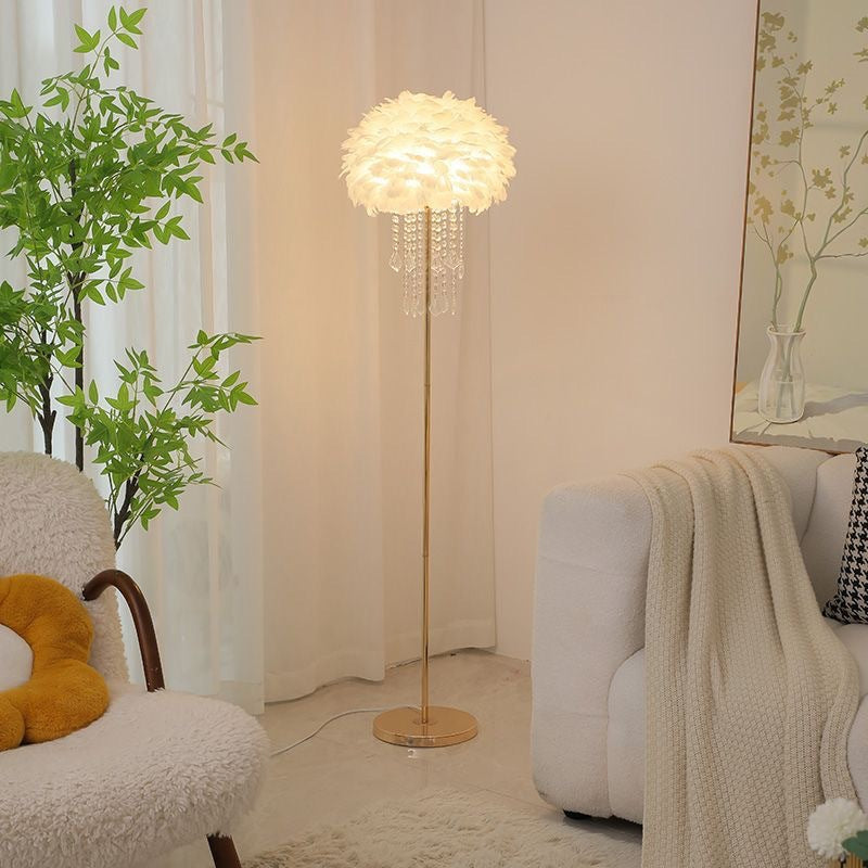 Elegancka nordycka lampa podłogowa z piórami i kryształowym kloszem