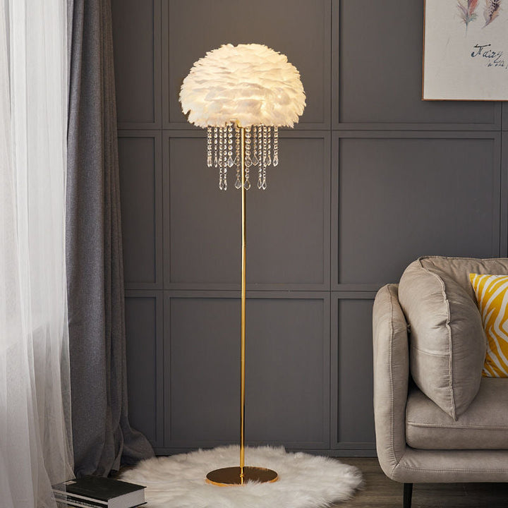 Elegancka nordycka lampa podłogowa z piórami i kryształowym kloszem