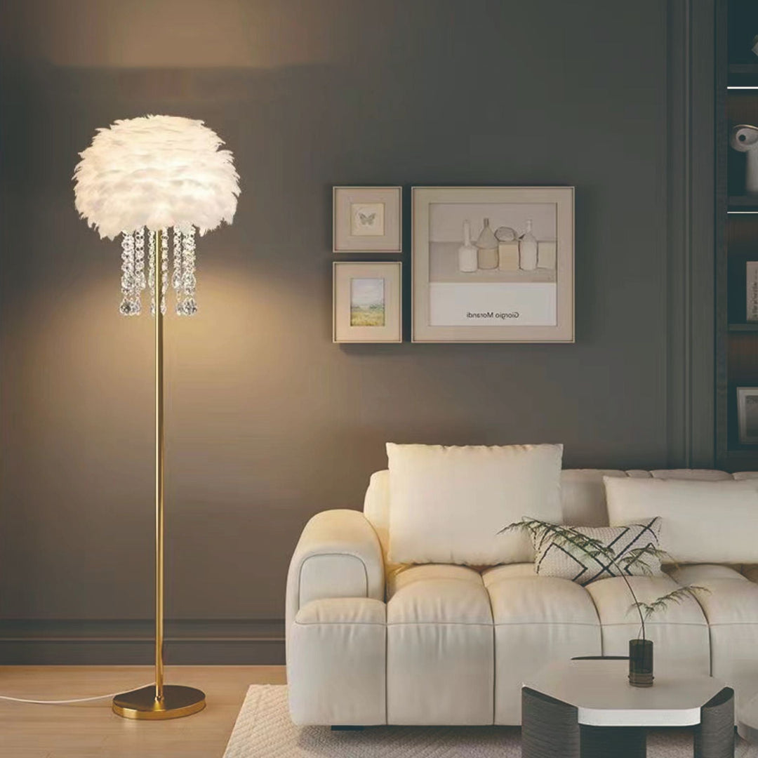 Elegancka nordycka lampa podłogowa z piórami i kryształowym kloszem