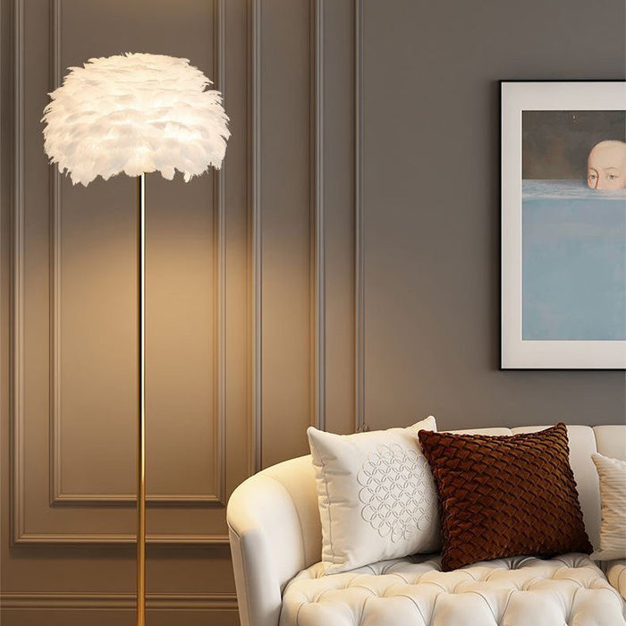 Elegancka nordycka lampa podłogowa z piórami i kryształowym kloszem