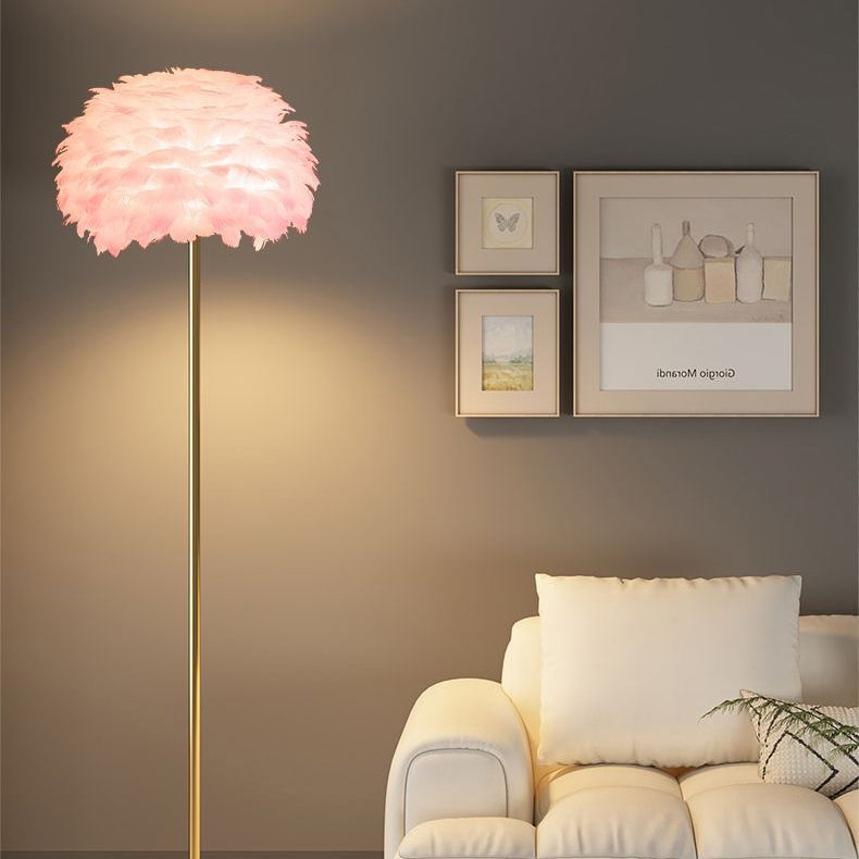 Elegancka nordycka lampa podłogowa z piórami i kryształowym kloszem