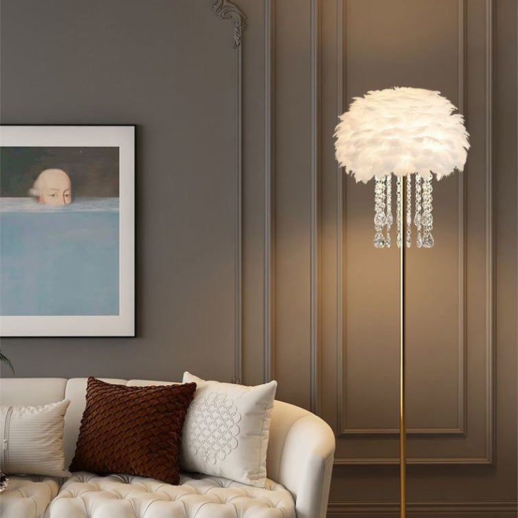 Elegancka nordycka lampa podłogowa z piórami i kryształowym kloszem