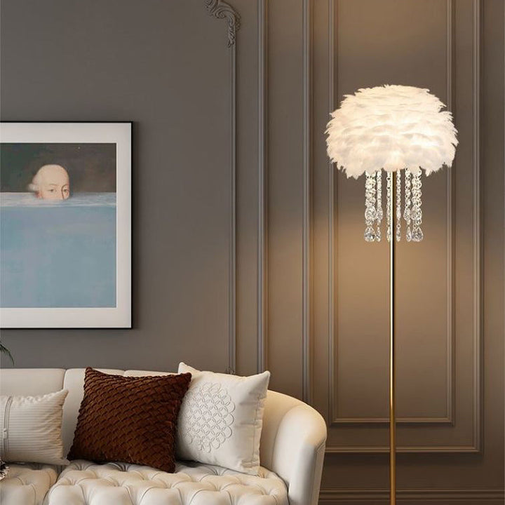 Elegancka nordycka lampa podłogowa z piórami i kryształowym kloszem