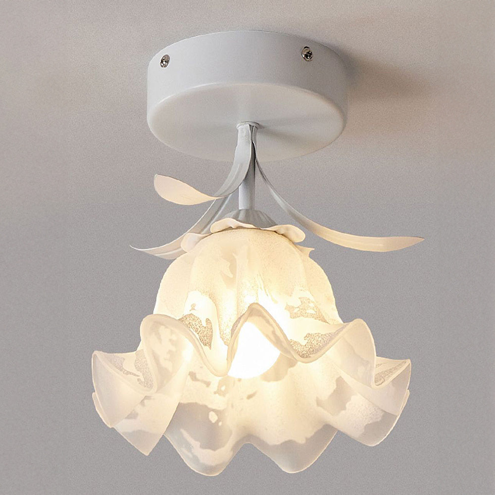 Lampa sufitowa z kwiatowym wzorem na szkle
