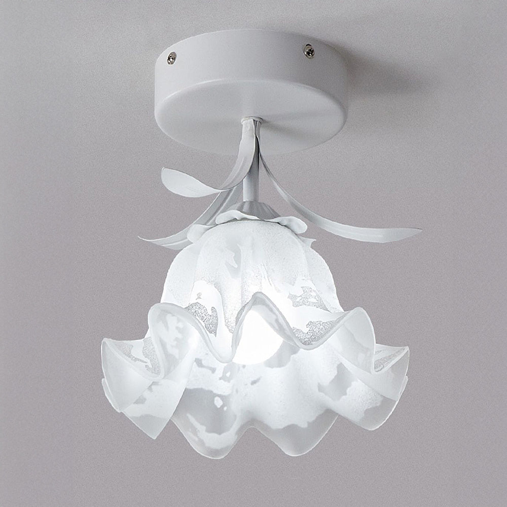 Lampa sufitowa z kwiatowym wzorem na szkle