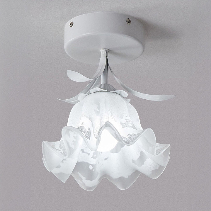 Lampa sufitowa z kwiatowym wzorem na szkle