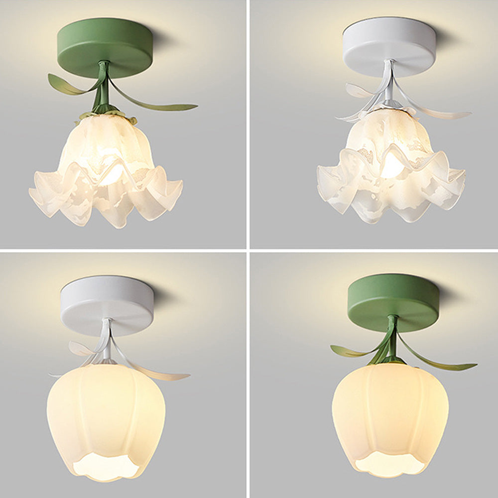 Lampa sufitowa z kwiatowym wzorem na szkle