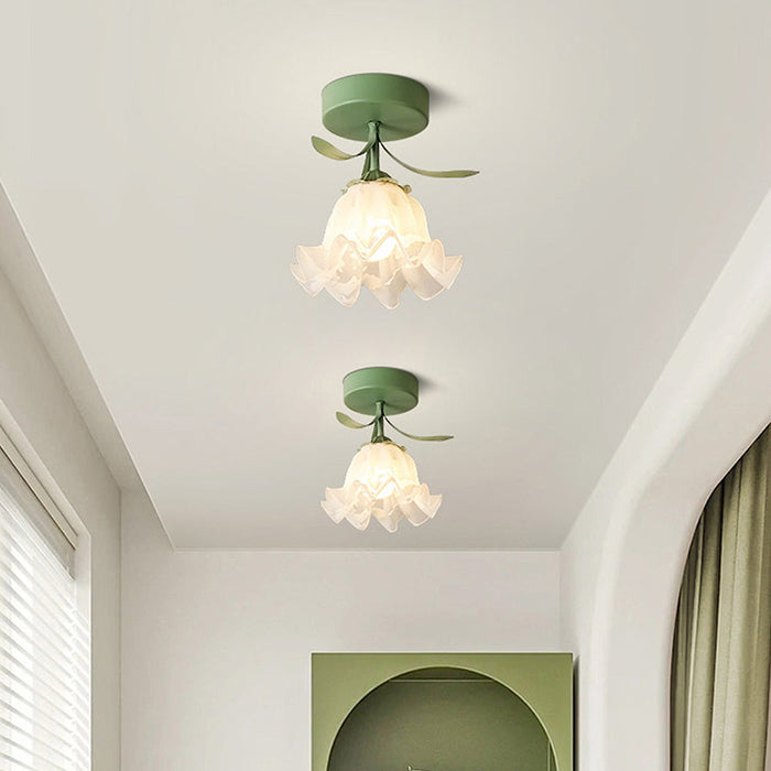 Lampa sufitowa z kwiatowym wzorem na szkle