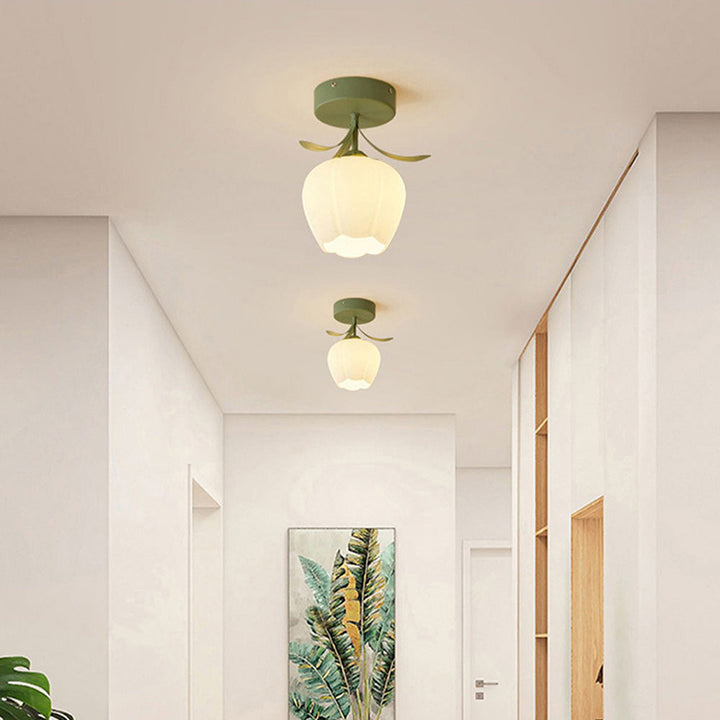 Lampa sufitowa z kwiatowym wzorem na szkle