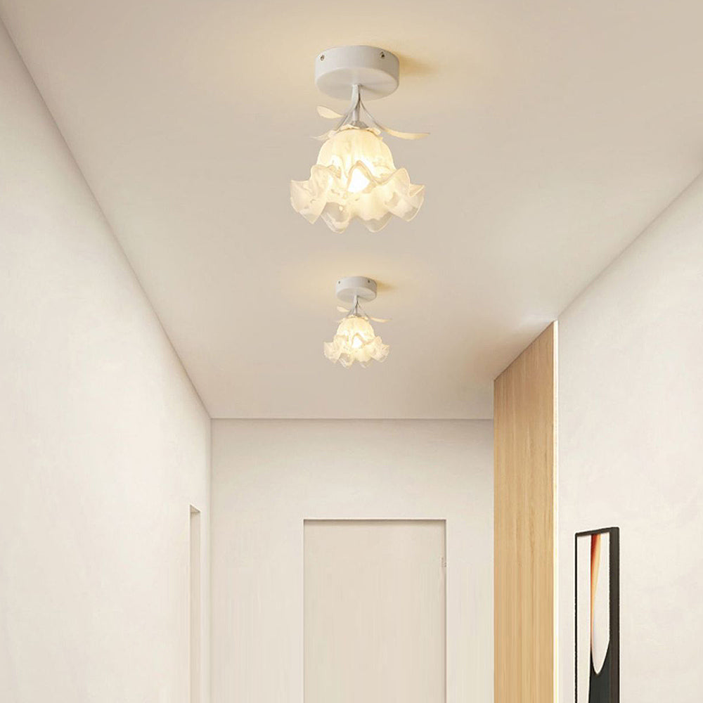 Lampa sufitowa z kwiatowym wzorem na szkle